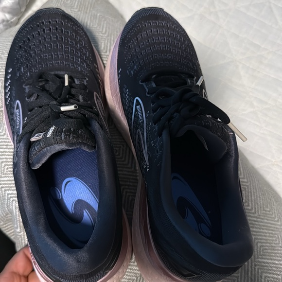 Brooks - Picture 4 of 4